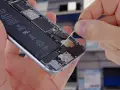 Wymiana baterii w iPhonie, widok wnętrza telefonu z baterią Li-ion.
