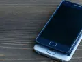 Dwa telefony leżące na drewnianym blacie. Dowiedz się, jak zlokalizować telefon, gdy zgubisz go lub zostanie skradziony.