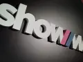Białe, przestrzenne litery z kolorowymi akcentami tworzą napis SHOWMAX.