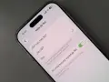 Ustawienia iPhone'a: aktywacja Siri po polsku przez komendę głosową lub przycisk boczny.