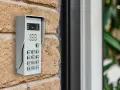 Interkom w domofonie: Funkcje, korzyści i wybór systemu