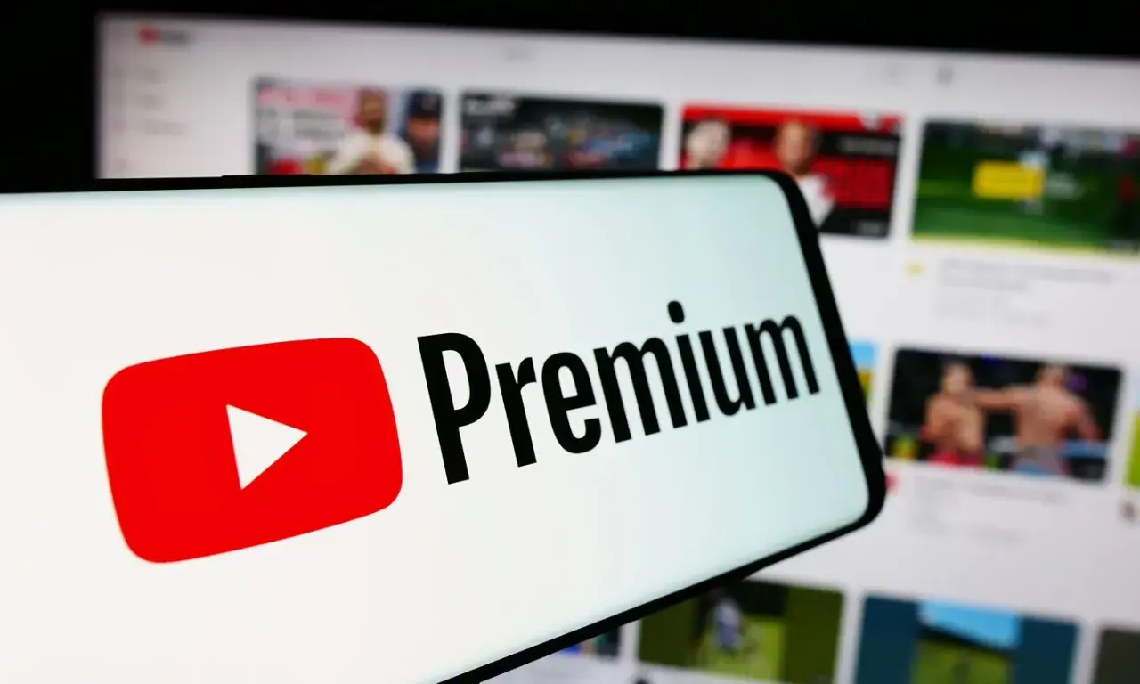Ekran telefonu z logo YouTube Premium. Sprawdź, jaka jest aktualnie youtube premium cena i ciesz się oglądaniem bez reklam.