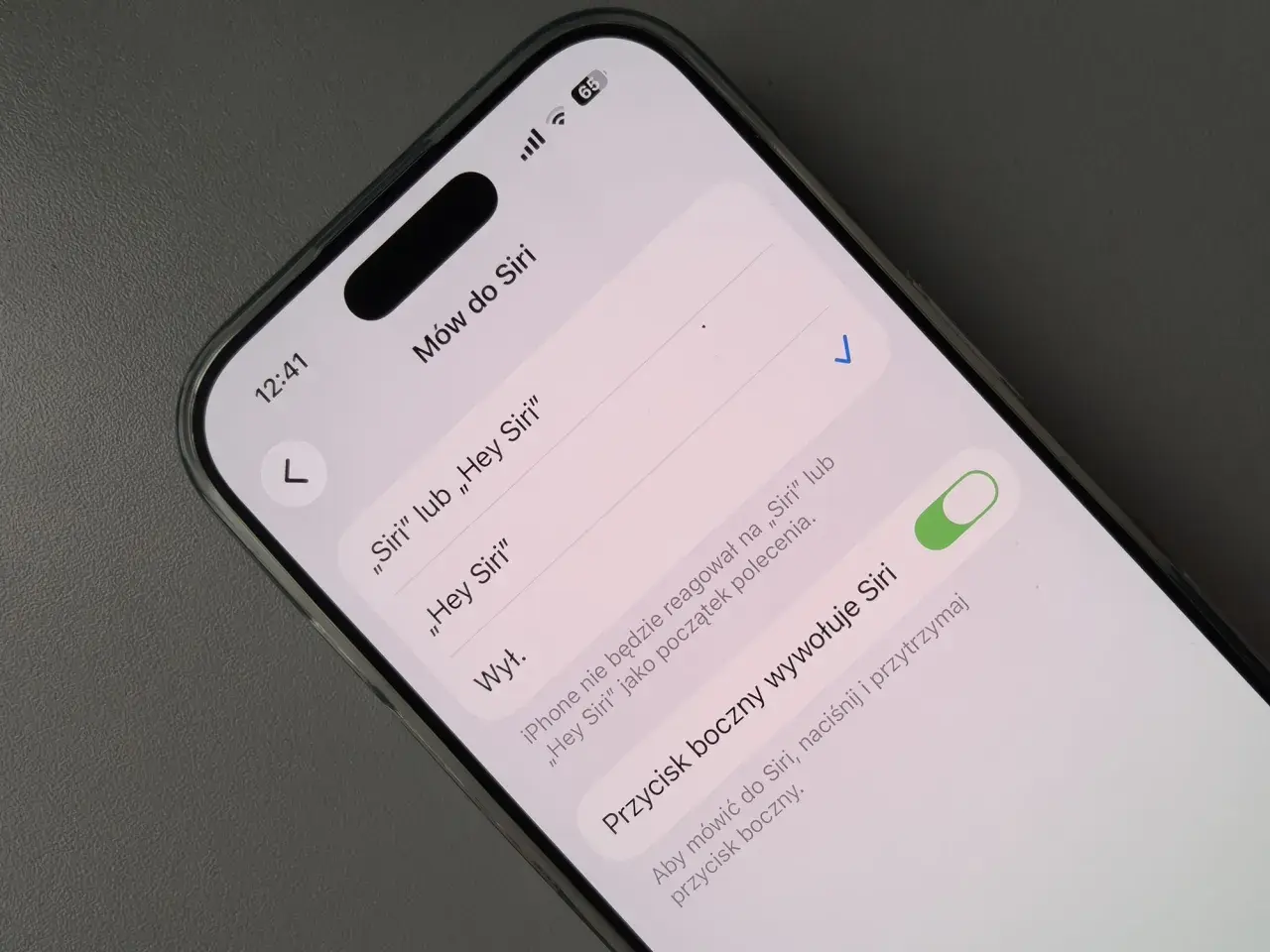 Ustawienia iPhone'a: aktywacja Siri po polsku przez komendę głosową lub przycisk boczny.