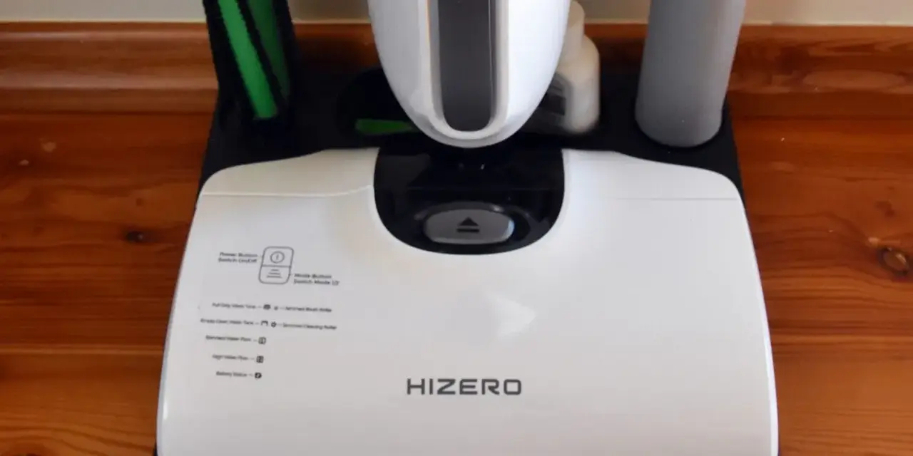 Biały odkurzacz podłogowy Hizero na czarnej podstawie, z zieloną szczotką.