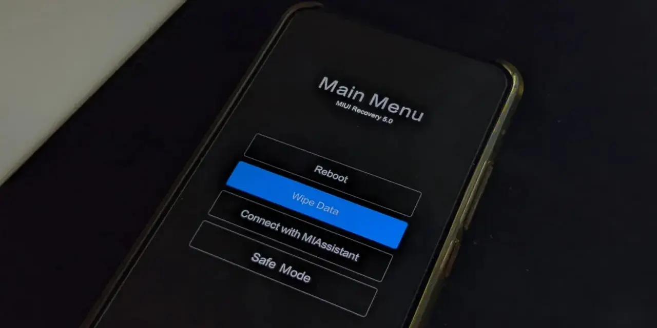 Ekran telefonu Xiaomi w trybie fastboot, menu główne MIUI Recovery 5.0 z opcją "Wipe Data" podświetloną na niebiesko.