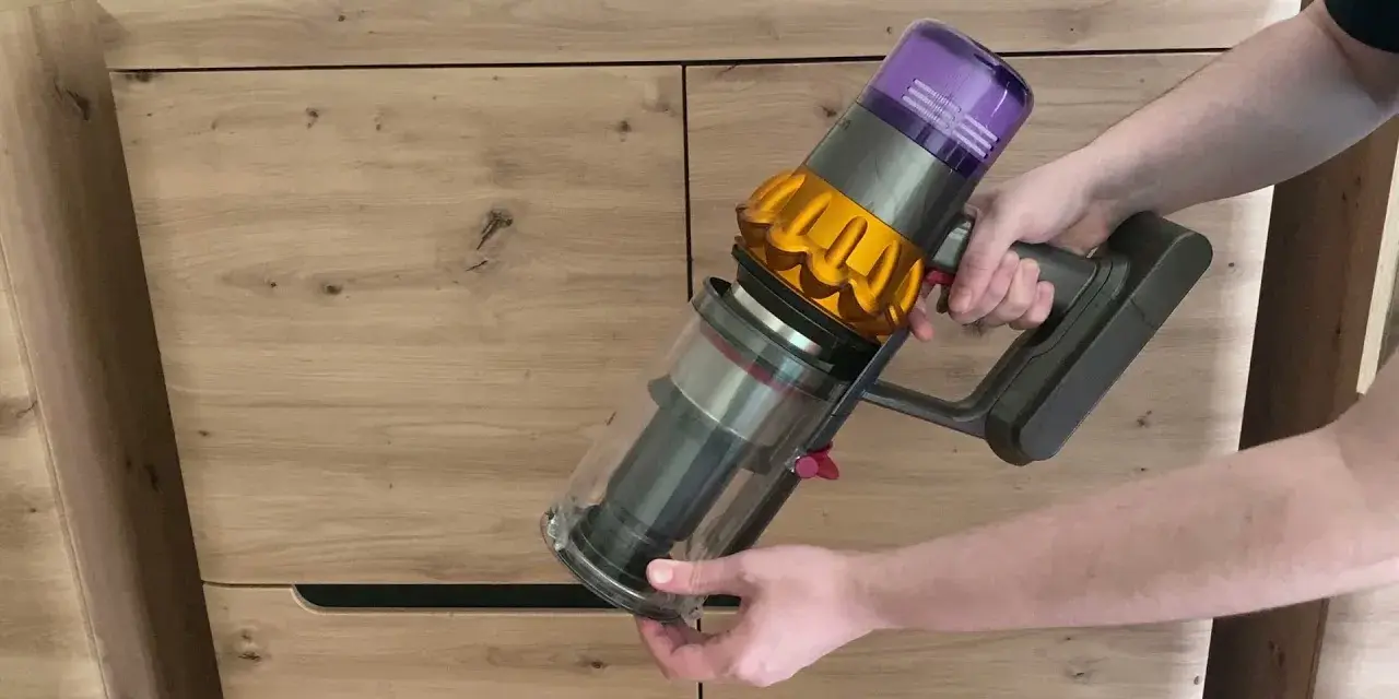 Dyson V15: Jak wyczyścić filtr, szczotki i pojemnik? Poradnik