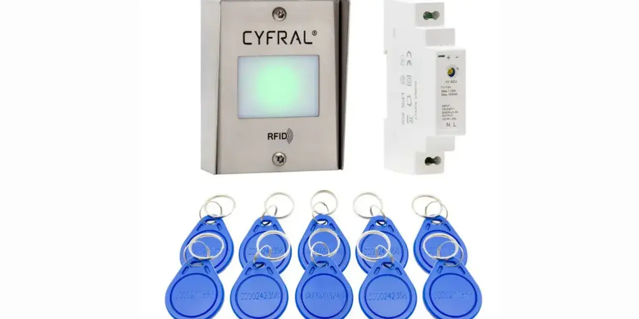 Domofon Cyfral RFID, zasilacz i niebieskie breloki.
