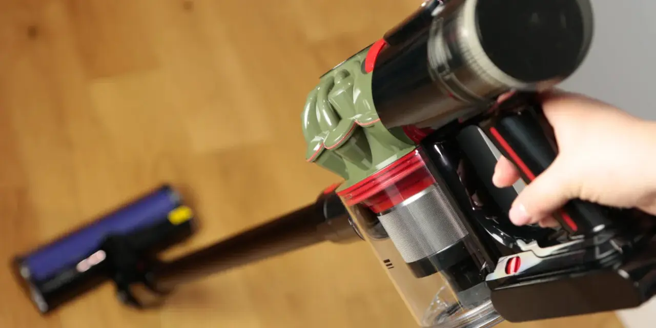 Ręka trzyma odkurzacz Dyson V8. Czy warto? Zobacz, jak łatwo sprząta podłogę.