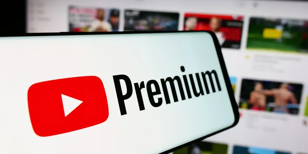 Ekran telefonu z logo YouTube Premium. Sprawdź, jaka jest aktualnie youtube premium cena i ciesz się oglądaniem bez reklam.