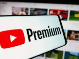 Ekran telefonu z logo YouTube Premium. Sprawdź, jaka jest aktualnie youtube premium cena i ciesz się oglądaniem bez reklam.