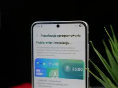 Telefon z interfejsem One UI 8.5 pokazuje ekran pobierania aktualizacji oprogramowania. Widoczny jest zegar 25:00.