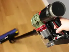 Ręka trzyma odkurzacz Dyson V8. Czy warto? Zobacz, jak łatwo sprząta podłogę.