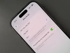 Ustawienia iPhone'a: aktywacja Siri po polsku przez komendę głosową lub przycisk boczny.