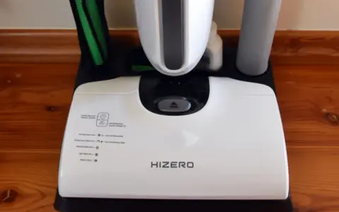 Biały odkurzacz podłogowy Hizero na czarnej podstawie, z zieloną szczotką.
