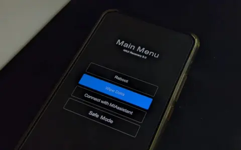 Ekran telefonu Xiaomi w trybie fastboot, menu główne MIUI Recovery 5.0 z opcją "Wipe Data" podświetloną na niebiesko.