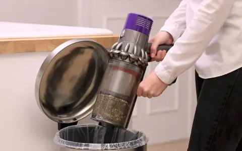 Jak czyścić odkurzacz Dyson? Pełny przewodnik krok po kroku