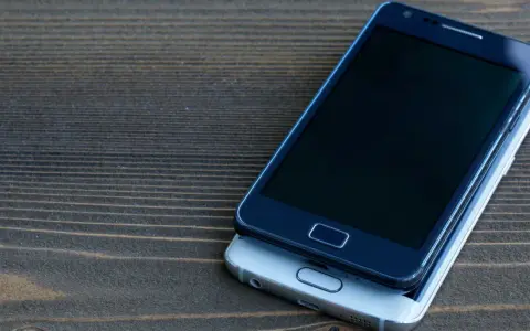 Dwa telefony leżące na drewnianym blacie. Dowiedz się, jak zlokalizować telefon, gdy zgubisz go lub zostanie skradziony.