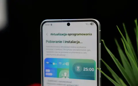 Telefon z interfejsem One UI 8.5 pokazuje ekran pobierania aktualizacji oprogramowania. Widoczny jest zegar 25:00.
