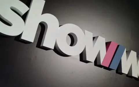 Białe, przestrzenne litery z kolorowymi akcentami tworzą napis SHOWMAX.