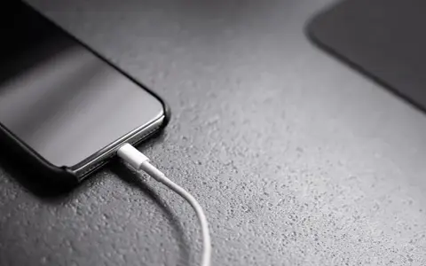 Jak wyczyścić port ładowania iPhone'a? Bezpieczny poradnik krok po kroku
