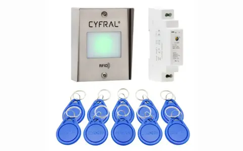 Domofon Cyfral RFID, zasilacz i niebieskie breloki.