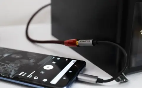 Jak bezprzewodowo puścić muzykę z telefonu na wieżę stereo?
