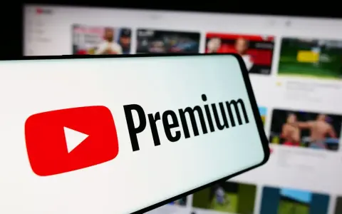 Ekran telefonu z logo YouTube Premium. Sprawdź, jaka jest aktualnie youtube premium cena i ciesz się oglądaniem bez reklam.