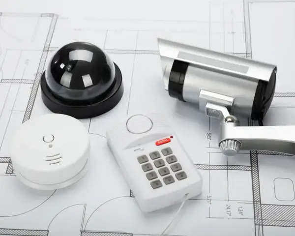 Alarm w domu: czy warto? Koszty, korzyści i rodzaje systemów