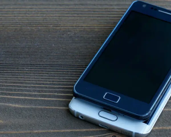 Dwa telefony leżące na drewnianym blacie. Dowiedz się, jak zlokalizować telefon, gdy zgubisz go lub zostanie skradziony.