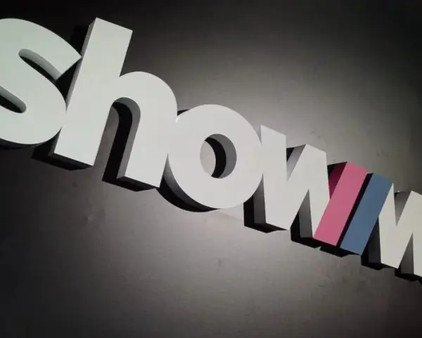 Białe, przestrzenne litery z kolorowymi akcentami tworzą napis SHOWMAX.