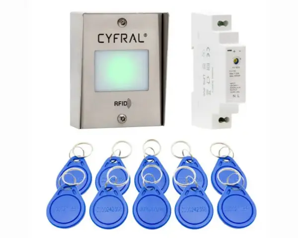 Domofon Cyfral RFID, zasilacz i niebieskie breloki.