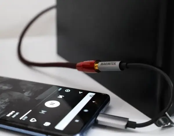 Jak bezprzewodowo puścić muzykę z telefonu na wieżę stereo?