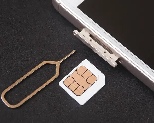 Jak włożyć kartę SIM do iPhone'a? Prosty przewodnik krok po kroku