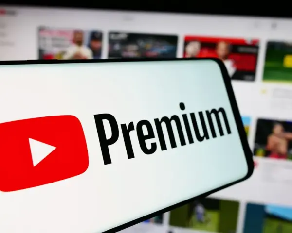 Ekran telefonu z logo YouTube Premium. Sprawdź, jaka jest aktualnie youtube premium cena i ciesz się oglądaniem bez reklam.