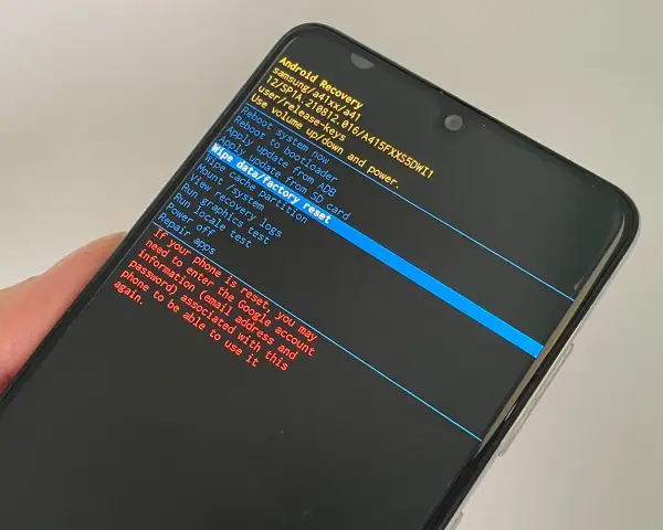 Ekran recovery Samsung. Opcja "Wipe data/factory reset" podświetlona. Pomoc w sytuacji, jak odblokowac telefon Samsung gdy zapomni sie kodu.