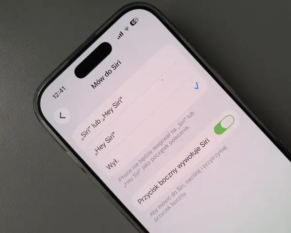 Ustawienia iPhone'a: aktywacja Siri po polsku przez komendę głosową lub przycisk boczny.