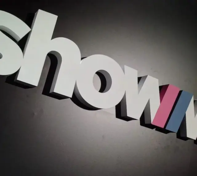 Białe, przestrzenne litery z kolorowymi akcentami tworzą napis SHOWMAX.