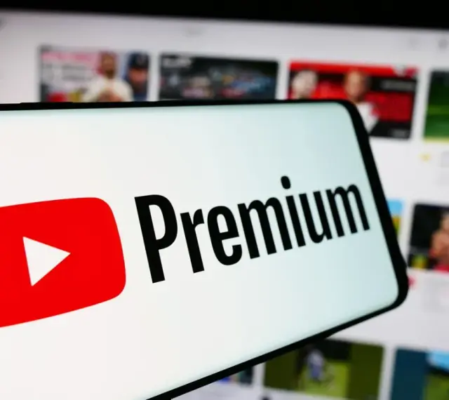 Ekran telefonu z logo YouTube Premium. Sprawdź, jaka jest aktualnie youtube premium cena i ciesz się oglądaniem bez reklam.