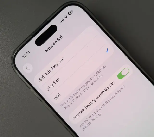 Ustawienia iPhone'a: aktywacja Siri po polsku przez komendę głosową lub przycisk boczny.