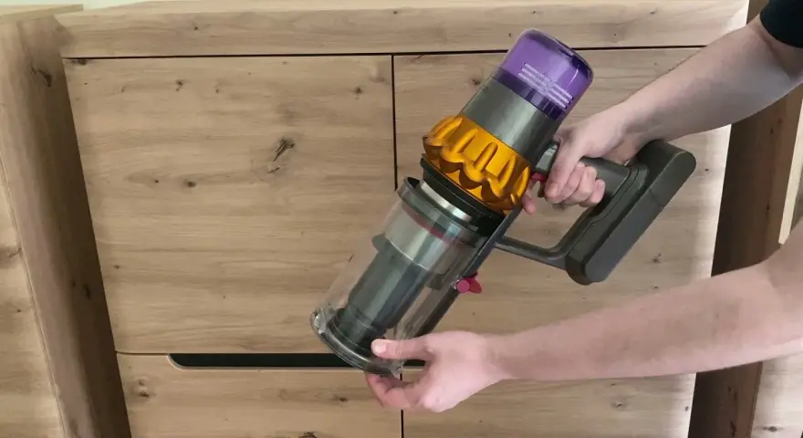 Dyson V15: Jak wyczyścić filtr, szczotki i pojemnik? Poradnik