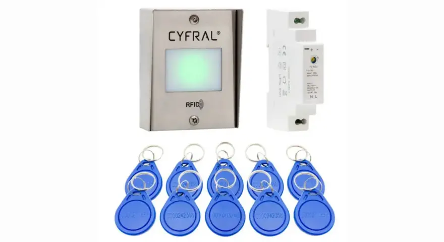 Domofon Cyfral RFID, zasilacz i niebieskie breloki.
