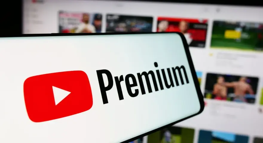 Ekran telefonu z logo YouTube Premium. Sprawdź, jaka jest aktualnie youtube premium cena i ciesz się oglądaniem bez reklam.