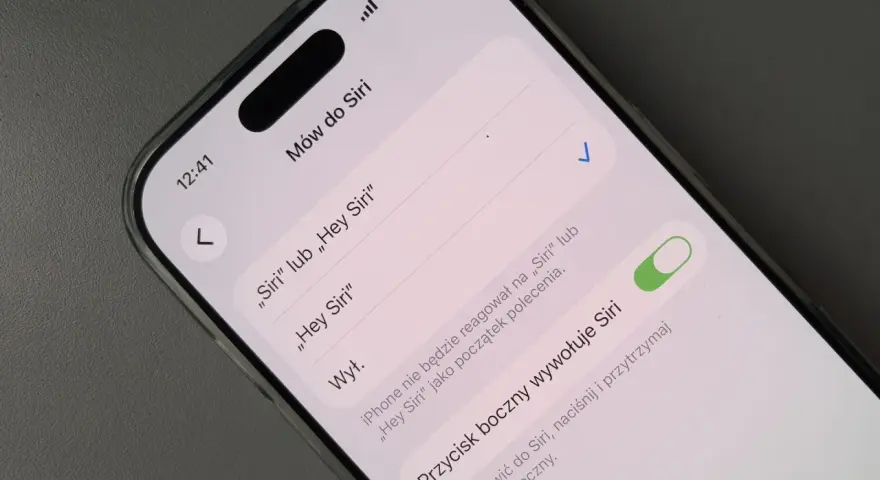 Ustawienia iPhone'a: aktywacja Siri po polsku przez komendę głosową lub przycisk boczny.