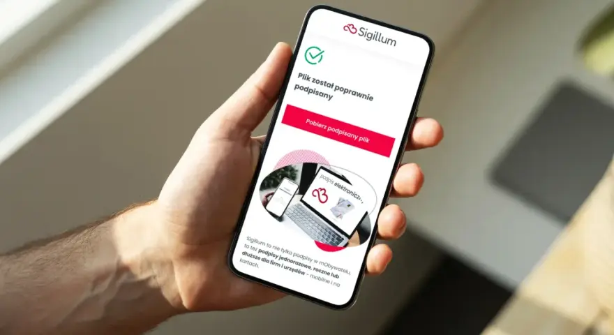 Dłoń trzyma smartfon z potwierdzeniem podpisu elektronicznego. Sigillum oferuje podpisy dla każdego obywatela.