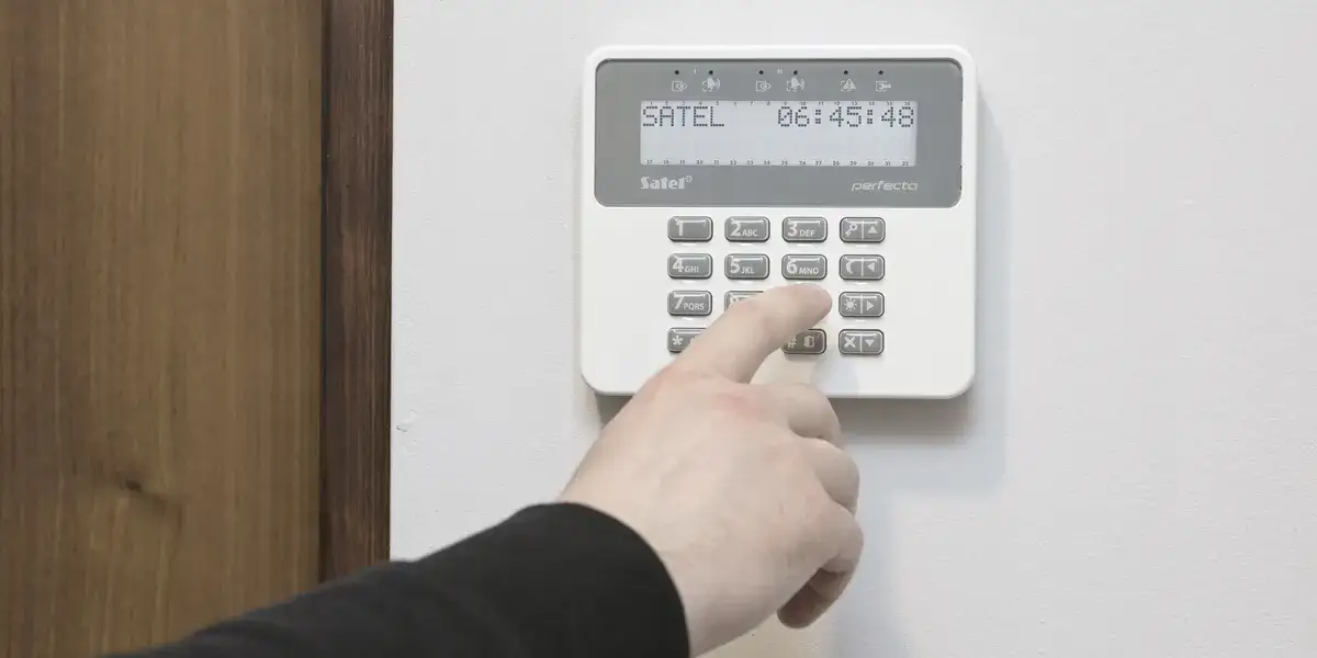 Konserwacja systemu alarmowego, technik serwisujący alarm