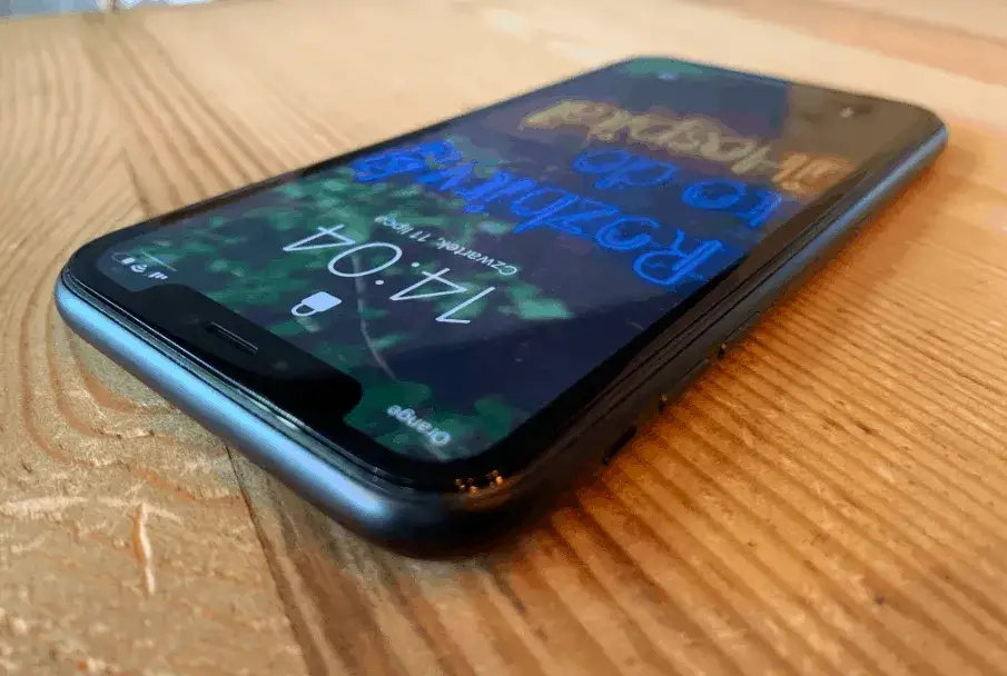 uszkodzony iphone 13 zalany upadek
