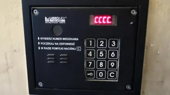 ręka wpisująca kod do domofonu cyfrowego