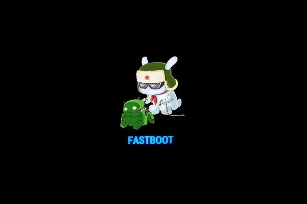 Biały króliczek w wojskowej czapce i goglach, trzymający smycz Androida. Napis FASTBOOT sugeruje tryb awaryjny dla Xiaomi.