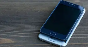 Dwa telefony leżące na drewnianym blacie. Dowiedz się, jak zlokalizować telefon, gdy zgubisz go lub zostanie skradziony.