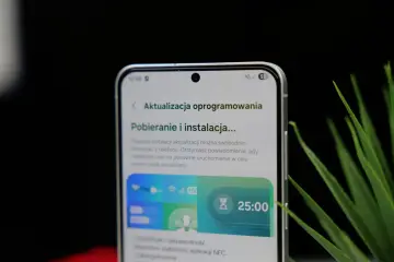 Telefon z interfejsem One UI 8.5 pokazuje ekran pobierania aktualizacji oprogramowania. Widoczny jest zegar 25:00.
